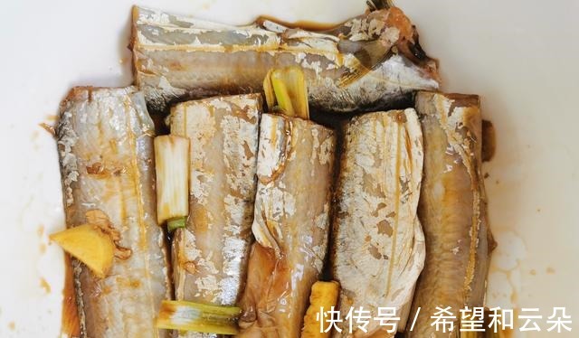 炸带鱼,有人用面糊,有人用淀粉都不对,教你正确做法,真好吃!
