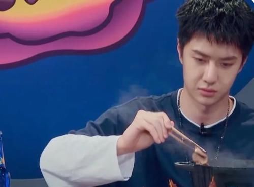 這就是街舞|《街舞4》深夜錄火鍋局惹爭議，粉絲心疼王一博，網友嫌棄事太多