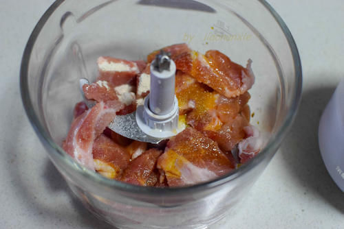 猪肉和豆腐的神仙搭配，不需要很多调味料，简单一煮超鲜美