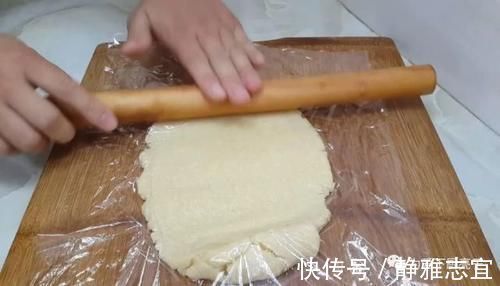 我家面粉就爱这样吃，加2个鸡蛋，焦脆香酥不油腻，吃过就念念不忘