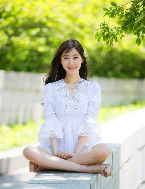 街拍：嫣然巧笑的美女，格子外衣搭配连衣裙，时尚又不美感