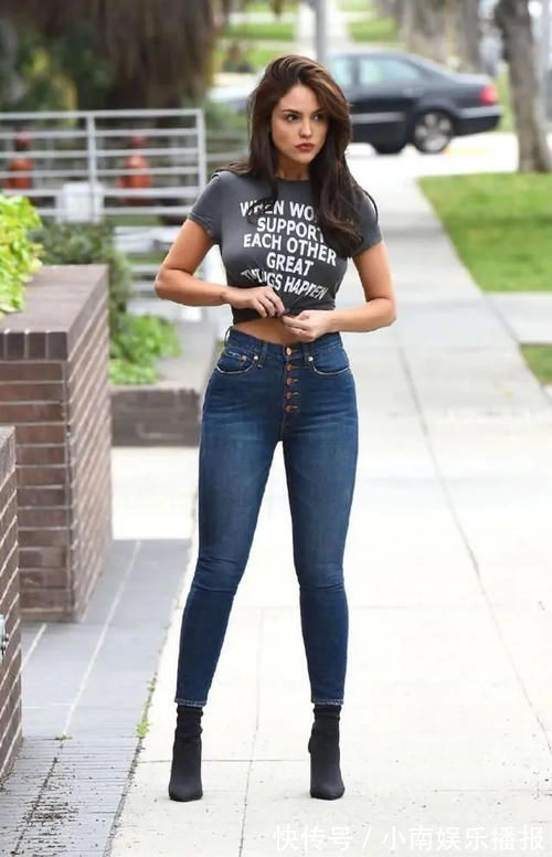 紧身牛仔裤|有一种小姐姐叫“紧身牛仔裤”,没有花哨的搭配,看起来也很迷人