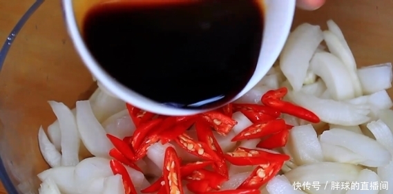 酒店秘制腌萝卜做法,不用水不用油,一晚上腌好,酸辣香嘎嘣脆