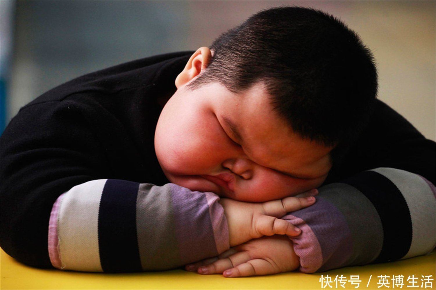 青春期|营养过盛和肥胖,让孩子难以长高,不要用你的饱饿标准评判孩子