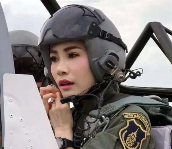 诗妮娜贵妃$难怪泰王宠爱诗妮娜贵妃,连女儿都长得如花似玉,不像泰王但受宠
