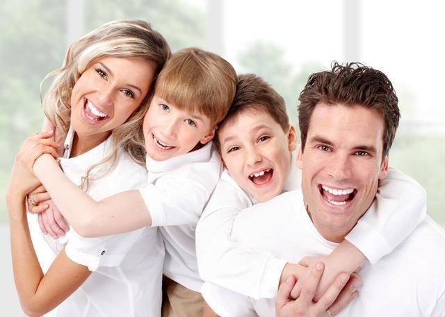 父母|“妈,你是怎么看上我爸的”,儿子拿着父母的结婚照,捧腹大笑