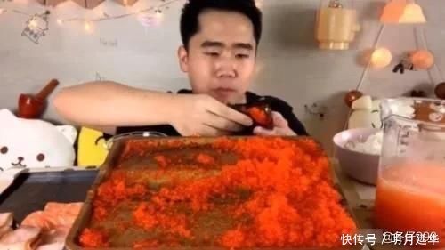 网红大胃王吃1盘“鱼籽”,看清后,网友这也太奢侈了