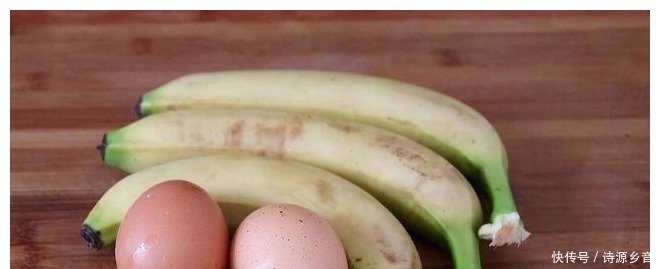 香蕉不要直接吃了,淋入2个鸡蛋,过年待客有面子,真香!