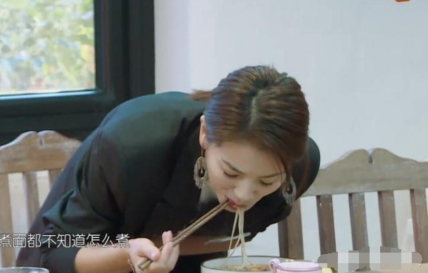 同样是尝饭, 张国立隔空给刘涛上了一课