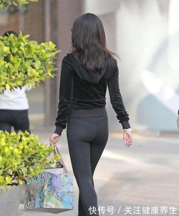 衣服 黑色连帽宽松上衣搭配黑色打底裤,宽松设计,上身效果非常好看!