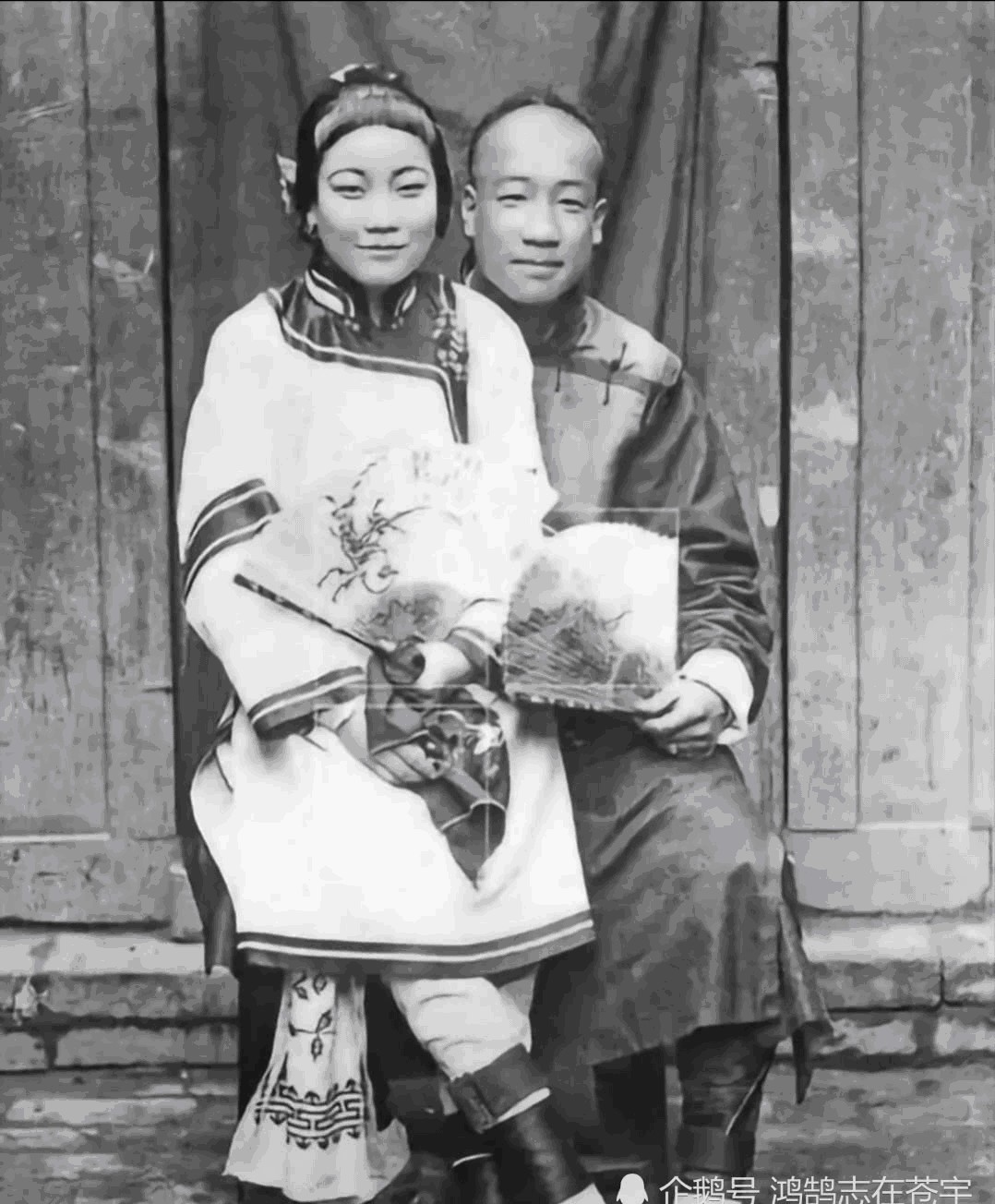 照片|清末罕见照片，小妾在正妻面前噤若寒蝉，图九男子挂两张虎皮练摊