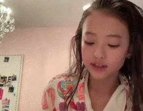 小女生|“最性感”小女生火了!10岁就“早熟”不输成年人,现状让人堪忧