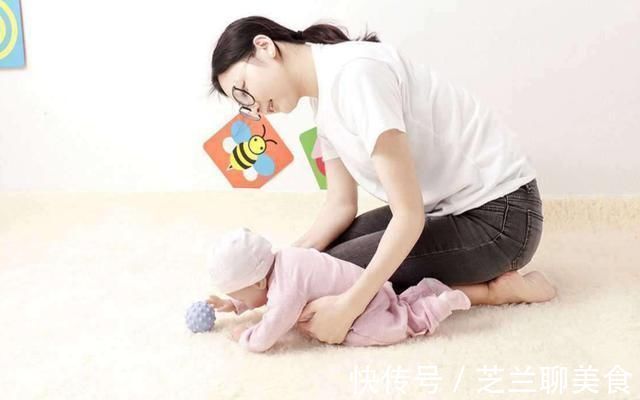 边边角角|“2个月抬头,6个月坐”,1岁以内宝宝发育表,你家娃达标了没