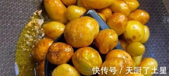 菜市场遇见它别手软,买来不去皮不切口,加料锅里炒一炒,真脆嫩!