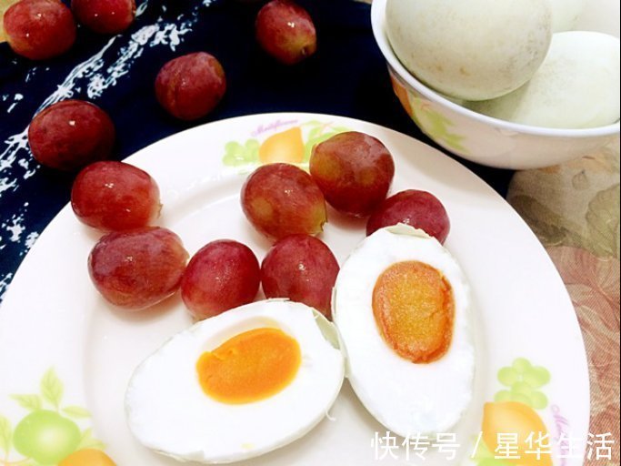腌咸鸭蛋,就只放盐?学会这2招,时间快起沙又流油