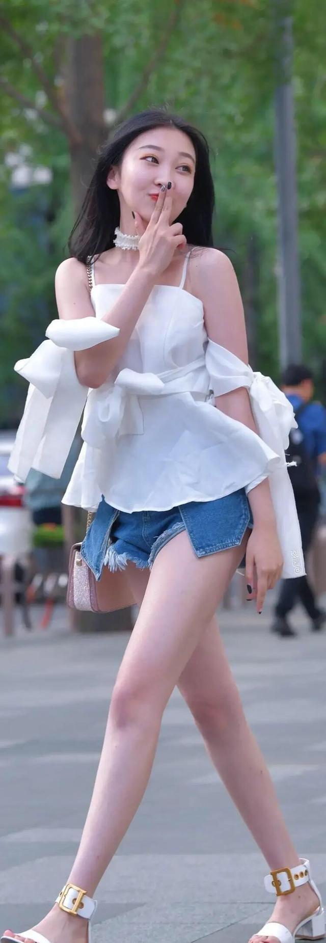 百搭|蓝色简约衬衫搭配白色打底裤,搭配和谐,突出造型的整体协调性