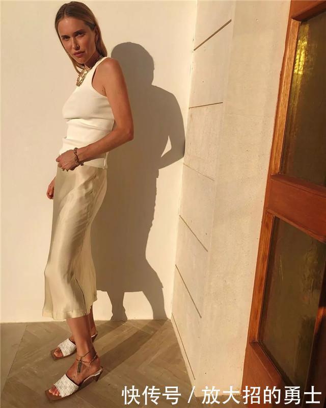 “小白鞋”已经过时了!今年流行的是“花甲鞋”,时髦显高又耐脏