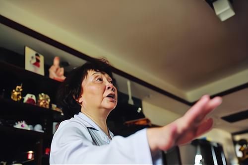 婷婷|六十岁当妈,通过试管婴儿生下双胞胎女儿,盛海琳如今怎样?