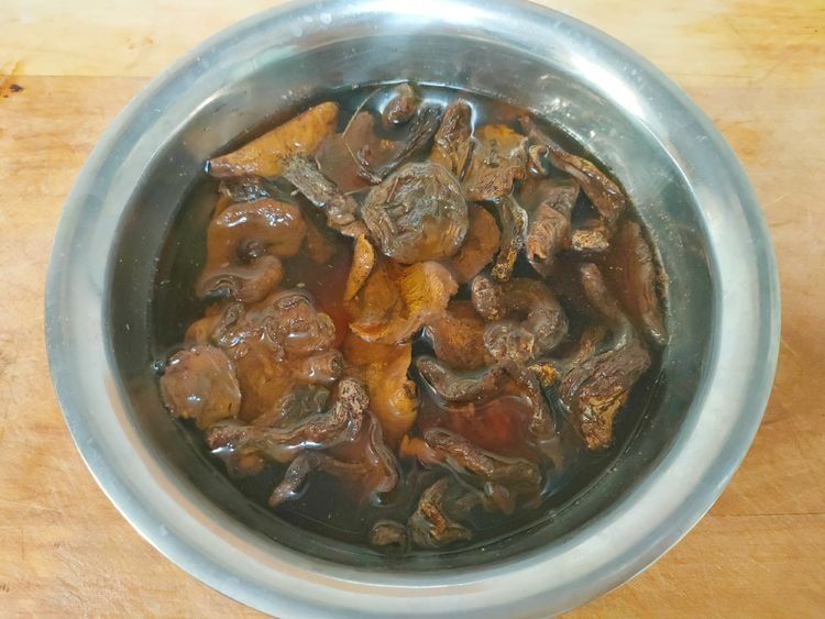 炖鸡腿时,多加1样食材一起炖,出锅鸡肉更香,老人孩子都喜欢吃