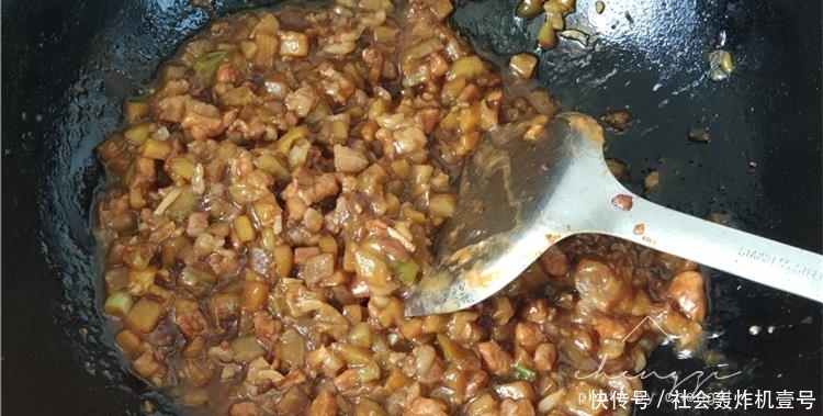 面条和茄子一起做,原来这么好吃,我家隔三岔五做,每次吃光光