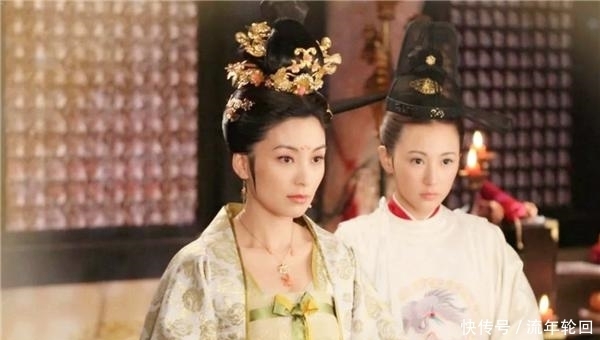 千年古墓被打开,东南角却发现坐着一个盗墓贼,专家:你看那油灯