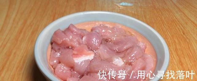 秋天多喝丝瓜三鲜汤,试试这样搭配食材,汤汁奶白,对抗秋燥!