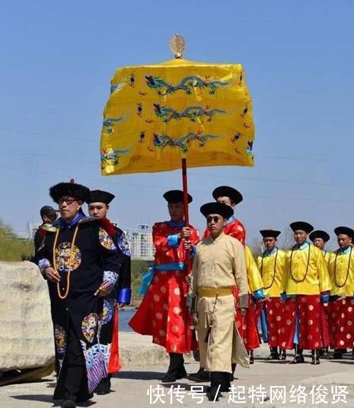  爱新觉罗后|乾隆七世孙如今仍然穿黄袍，公开祭祖，模仿祖先戴“帝王扳指”