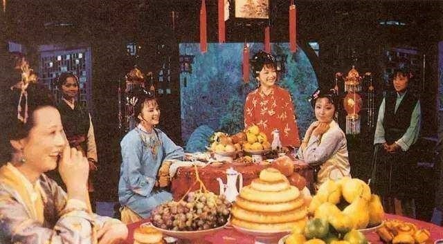 邢夫人@中秋之夜贾探春为何陪贾母到深夜,这一个细节,其实寓意颇深