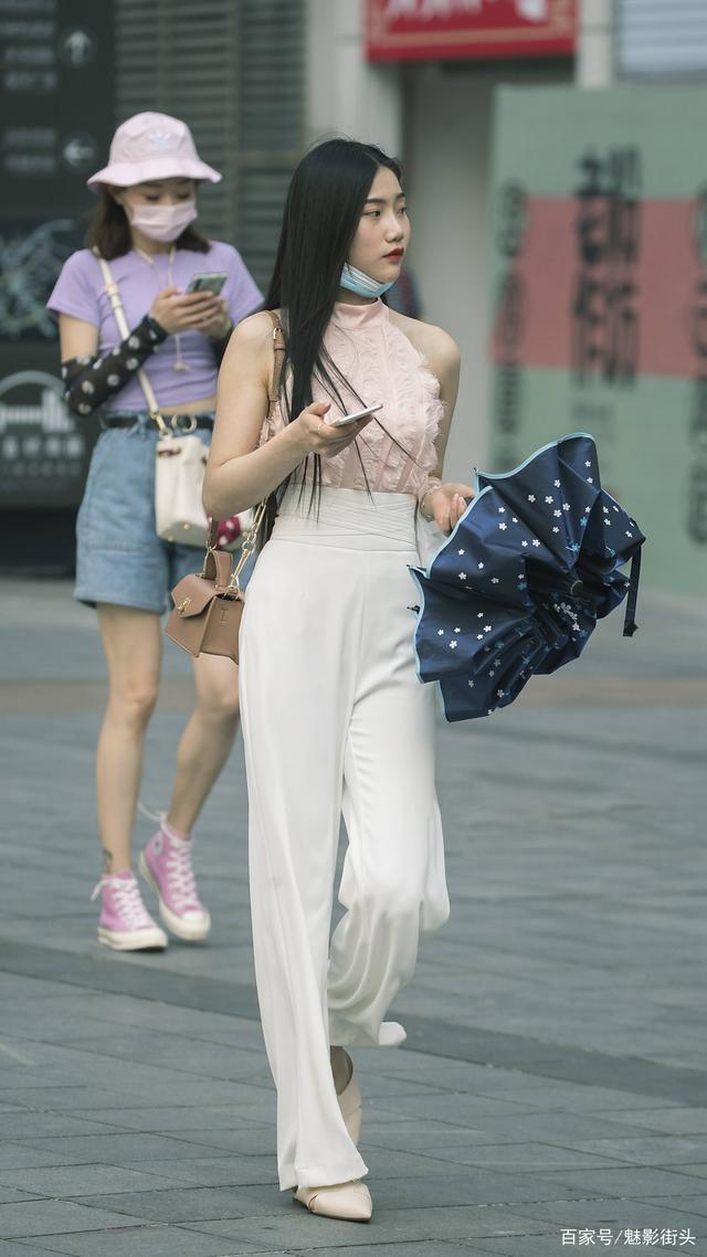 时髦的姑娘追求干净利落的风格,选择一条白裤子,减龄又时尚