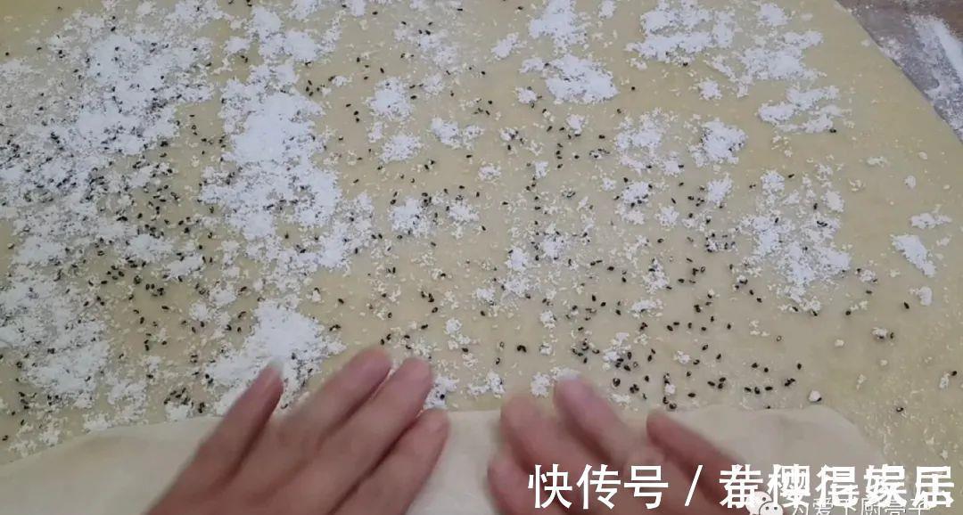 自制千层烤花卷做法，两手一捏，吃着比大鱼大肉还香，上桌全吃光