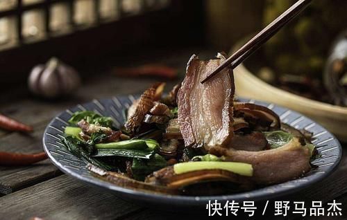 青椒炒腊肉|炒腊肉前,只会泡水是不行的,多做一步,腊肉香嫩不肥腻,还不柴