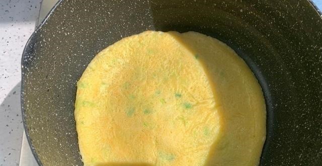 早餐推荐营养健康的鸡蛋饼，简单几步帮你搞定，快来学！