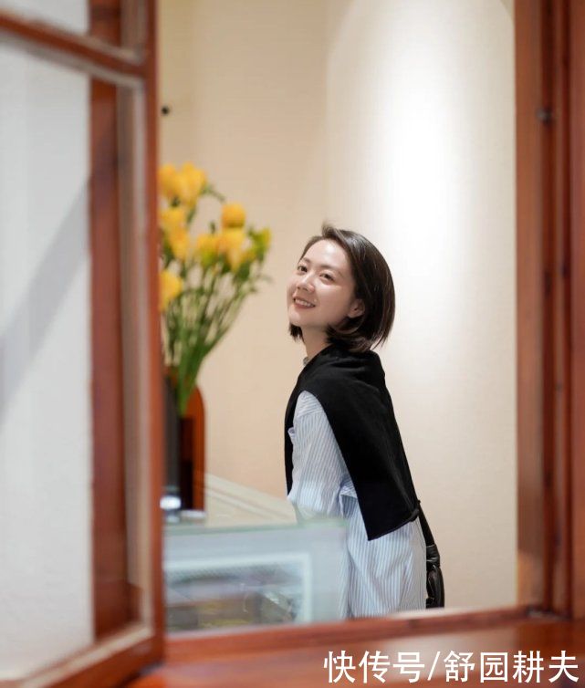 连衣裙过时了，今春流行“衬衫裙”，显瘦又不用想搭配，真时髦