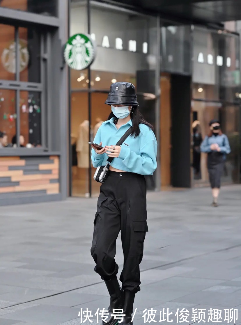 街头|冬天街头的时尚小姐姐们,对穿搭还是很有一套的