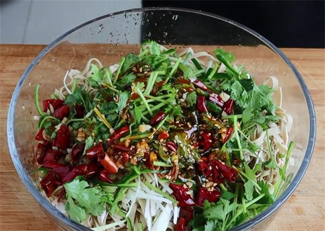 凉拌豆腐皮，很多人不会调料汁，教你一招，味道和饭店一样好吃