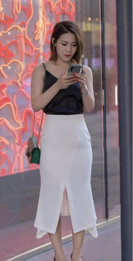 美女街拍:清澈甜美的连衣裙穿搭,尽显女性的柔美