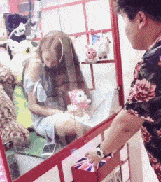 |搞笑GIF:看妹子惊慌的样子,肯定没有开过这样的车门