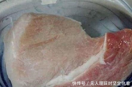 解冻猪肉会被水泡错的!教你小妙招,快解冻,像小鲜肉一样