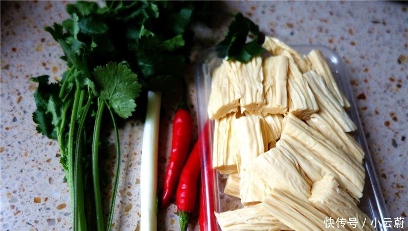 简单|夏季最爱的凉拌腐竹,做法简单,爽口开胃,美味下饭,健脑又瘦身