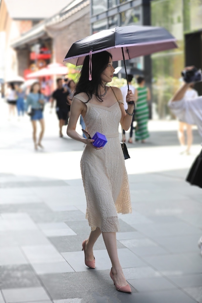 街拍美女身穿露肩连衣裙，身材好到让人嫉妒，不喜欢不行！