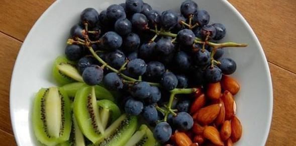 腰芒|皮肤好的人都喜欢吃3种水果,排毒养颜,清肠胃抗衰老