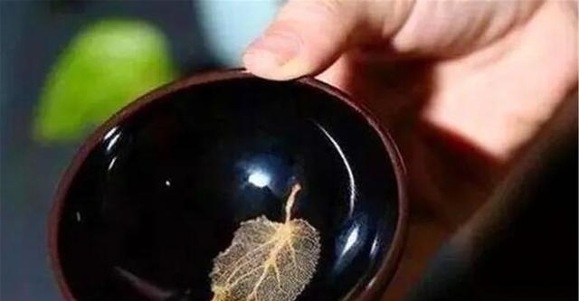 赝品#男子带“破碗”去鉴宝,遭观众嘲笑,专家倒进一杯水后都不笑了