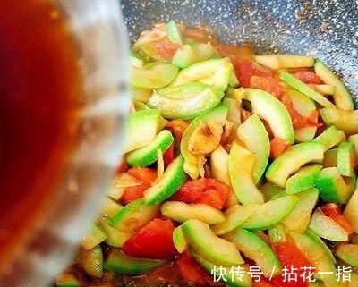 “炒西葫芦”千万别做这一步,学会了这招,爽脆可口不出汤汁