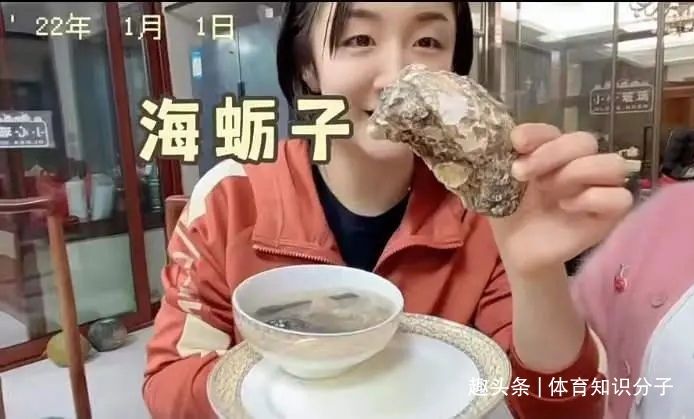 陈梦回|做了满满一大桌子菜！陈梦陪父母一起吃大餐，对闺蜜女儿母爱泛滥