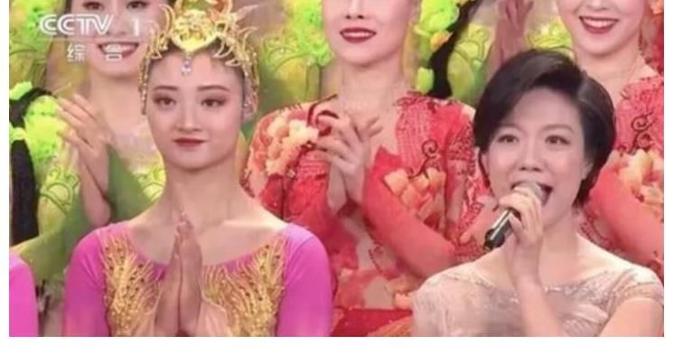 晨歌|她在《星光大道》拿过冠军，还登上央视春晚，现在却街头卖唱！