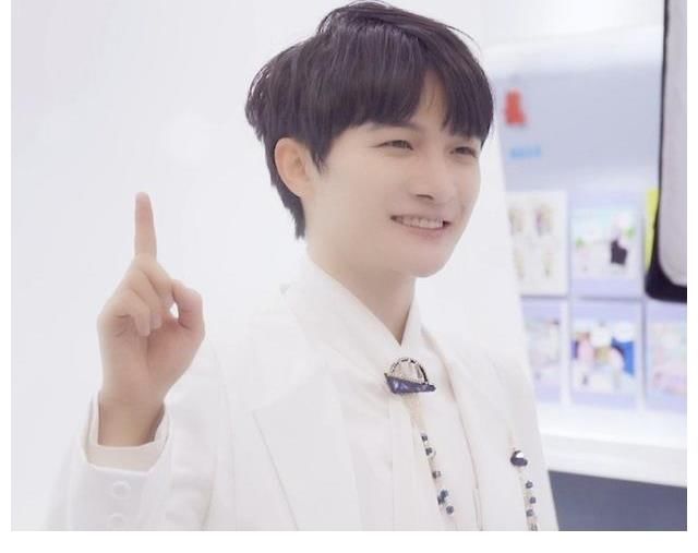 偶像周深參加《2060》錄制現(xiàn)場(chǎng)，粉絲當(dāng)場(chǎng)表白，高情商回應(yīng)引熱議