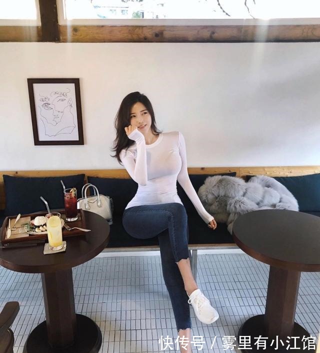 时尚 纯色T恤搭配牛仔裤,典雅质朴,清纯又迷人!