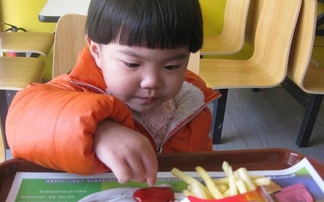 零食|这4种零食，家长尽量少买，对孩子危害大，特别像第2种