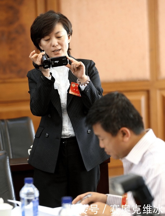 海霞私下的时候也挺正式的,穿职场装显气质,双眼迷离却很温柔