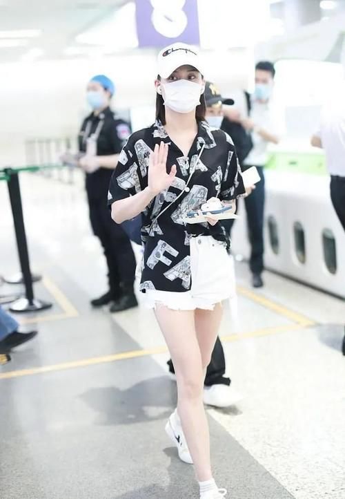 印花|2021别再穿“土味白衬衫”,何超莲的潮流搭配方式,你值得拥有